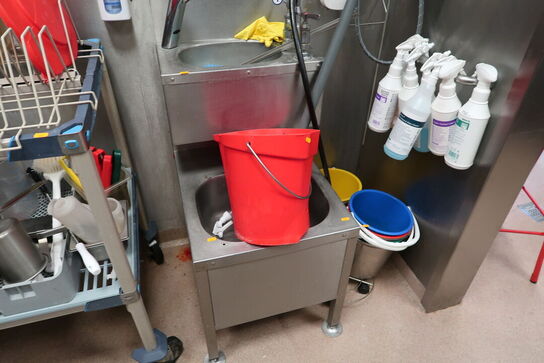 Vaskestation, sæbedispenser, rengøringsartikler m.m.