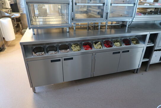 Rustfri stålbord med indhold (varmeskabe medfølger ikke)