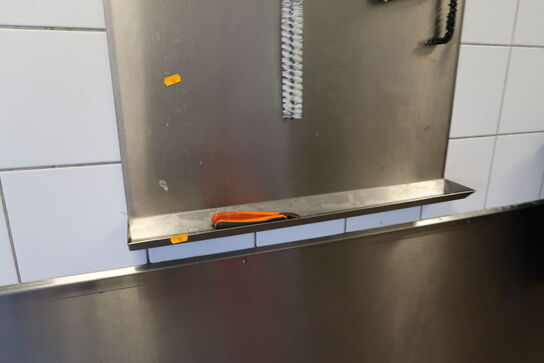 Rustfri stålhylde med indhold 