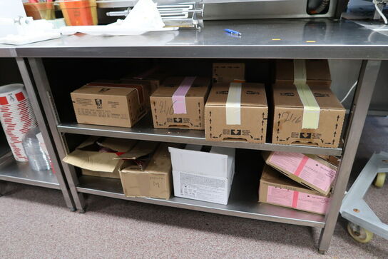 Rustfri stålbord med indhold (transfer bin og varmeskab medfølger ikke)