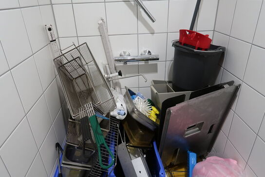 Omklædningsskabe samt div. Køkkenudstyr m.m.