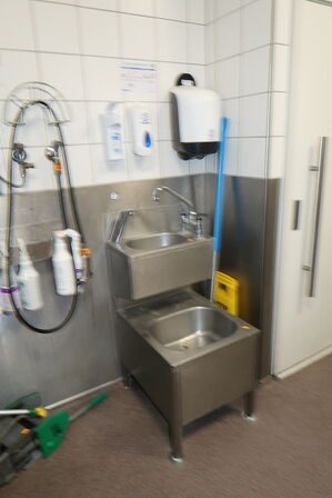 Vaskestation, papirdispenser, sæbedispenser m.m.