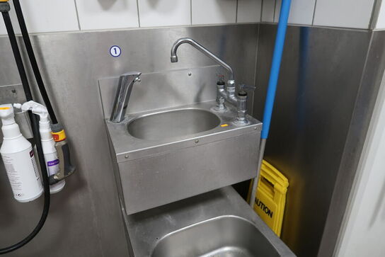 Vaskestation, papirdispenser, sæbedispenser m.m.