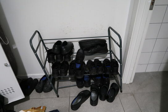 Omklædningsskabe samt div. Køkkenudstyr m.m.