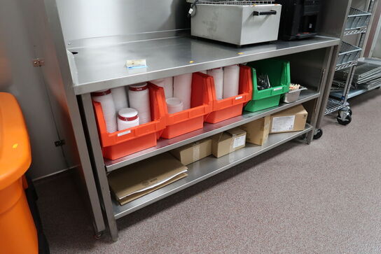 Rustfri stålbord med indhold (maskiner medfølger ikke)