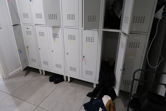 Omklædningsskabe samt div. Køkkenudstyr m.m.