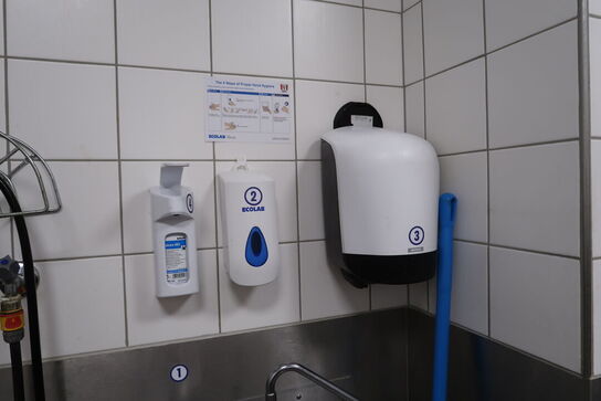 Vaskestation, papirdispenser, sæbedispenser m.m.