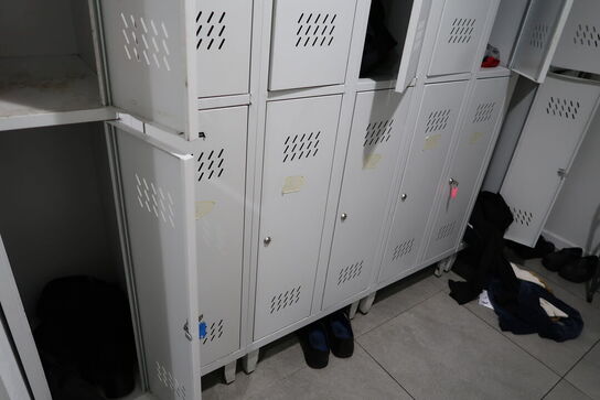 Omklædningsskabe samt div. Køkkenudstyr m.m.