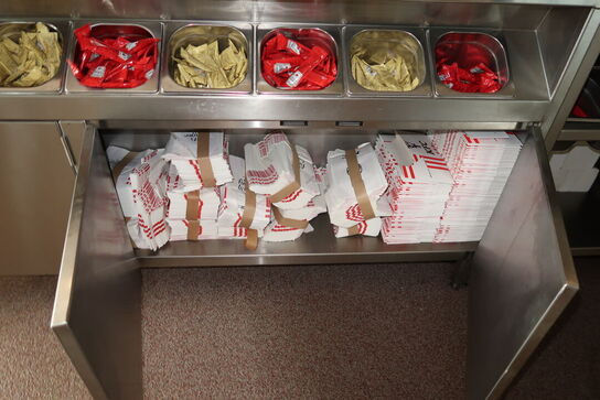 Rustfri stålbord med indhold (transfer bin og varmeskab medfølger ikke)