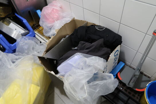 Omklædningsskabe samt div. Køkkenudstyr m.m.