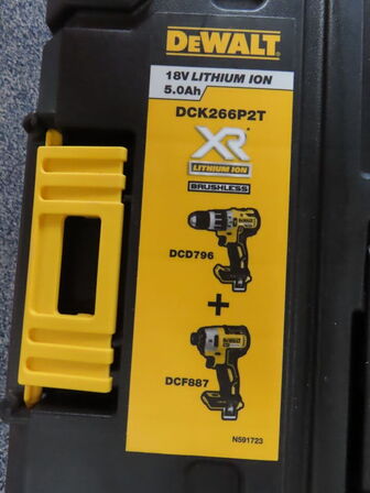 Værktøjssæt Skruemaskine og slagbormaskine DEWALT DCK266PT
