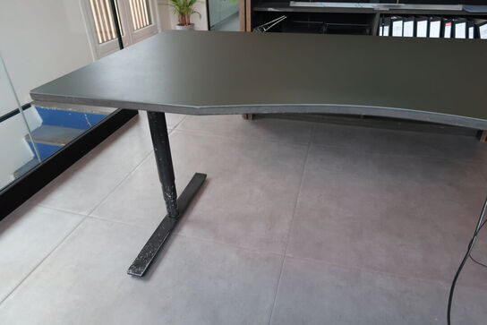 El. hæve/sænke skrivebord samt skuffemodul og whiteboard