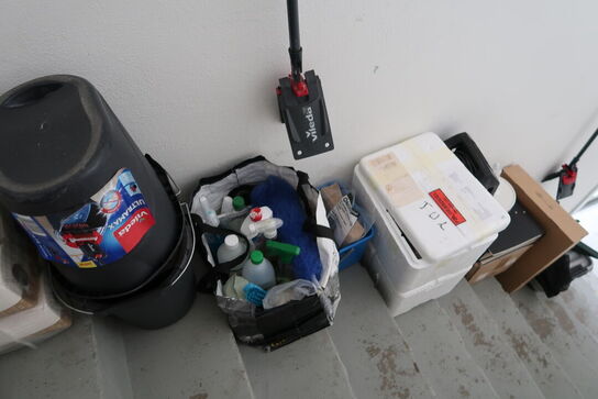 Div. Rengøringsartikler, julepynt m.m.