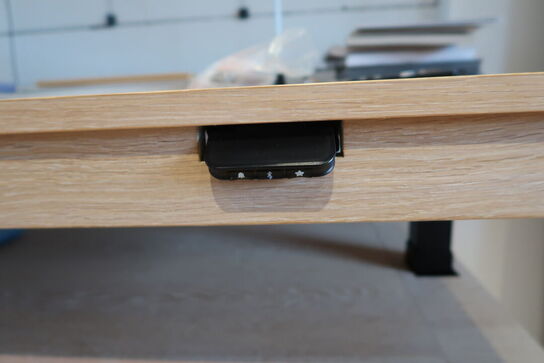 El. hæve/sænke skrivebord BICO med skabsarrangement m.m.