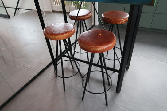 Barbord med 4 stk. barstole