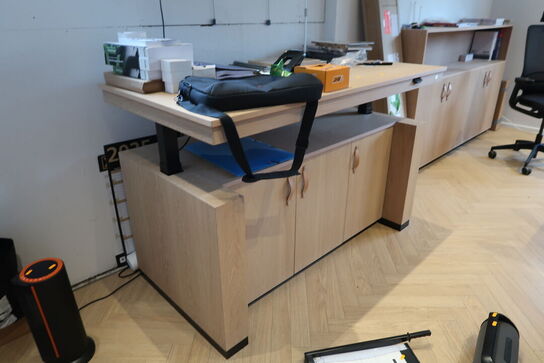 El. hæve/sænke skrivebord BICO med skabsarrangement m.m.