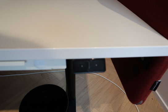 El. hæve/sænke skrivebord uden indhold med afskærmning samt skuffemodul