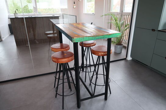 Barbord med 4 stk. barstole