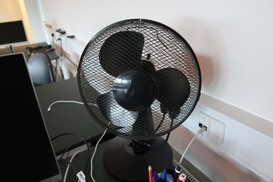 2 stk. computerskærme HP E233 med dockingstation LENOVO Thinkpad Hybrid m.m.