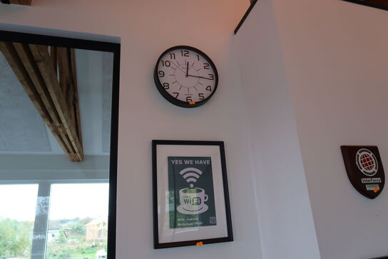 Vægur samt billeder