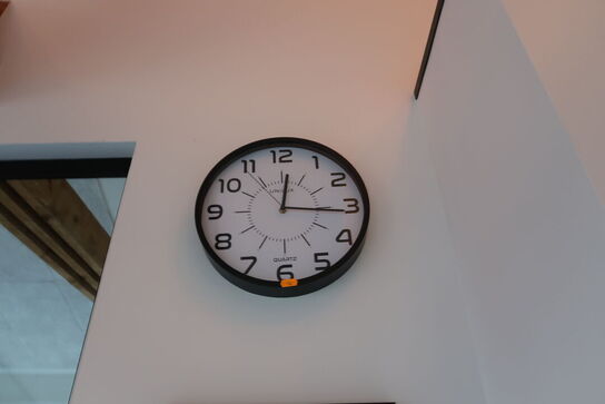 Vægur samt billeder