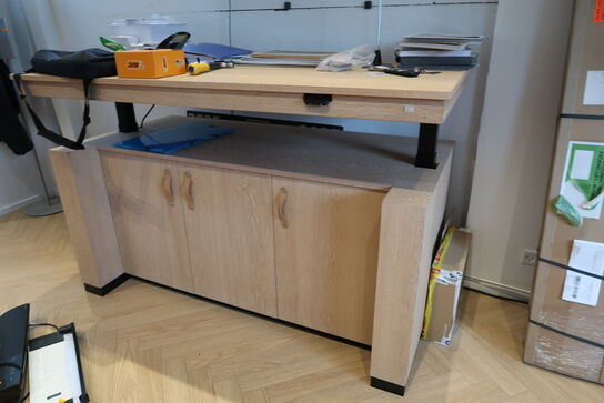 El. hæve/sænke skrivebord BICO med skabsarrangement m.m.