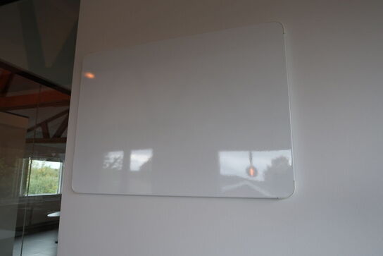 El. hæve/sænke skrivebord samt skuffemodul og whiteboard