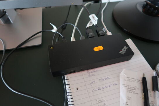 2 stk. computerskærme HP E233 med dockingstation LENOVO Thinkpad Hybrid m.m.