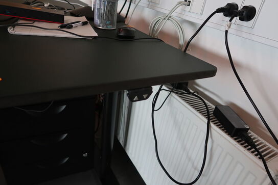 El. hæve/sænke skrivebord uden indhold med skuffemodul