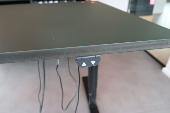 El. hæve/sænke skrivebord samt skuffemodul og whiteboard