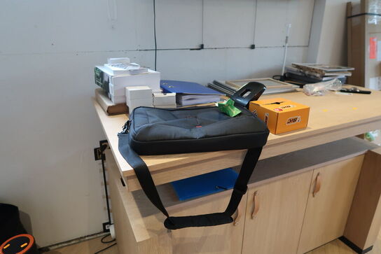 El. hæve/sænke skrivebord BICO med skabsarrangement m.m.