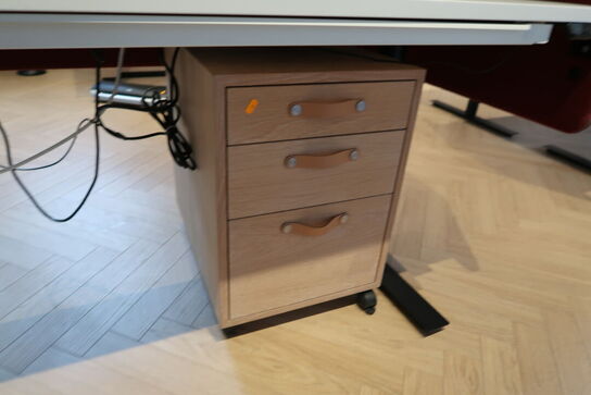 El. hæve/sænke skrivebord uden indhold med afskærmning samt skuffemodul