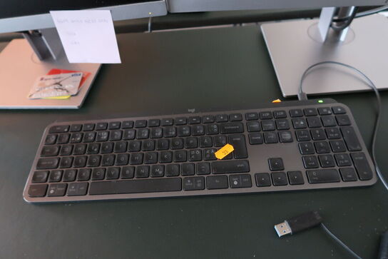 2 stk. computerskærme HP E233 med dockingstation LENOVO Thinkpad Hybrid m.m.