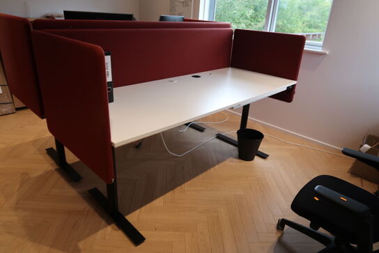 El. hæve/sænke skrivebord uden indhold med afskærmning samt skuffemodul