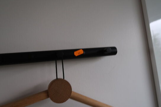 Knagerække samt whiteboard