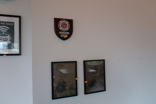 Vægur samt billeder