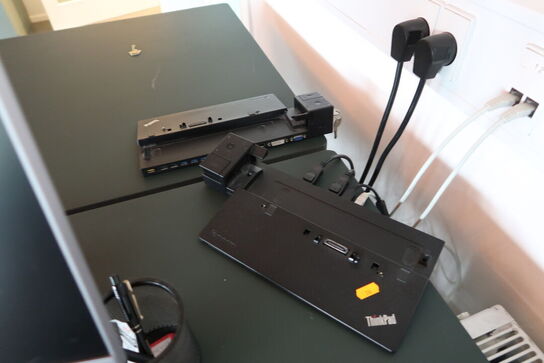 2 stk. computerskærme HP E233 med dockingstationer