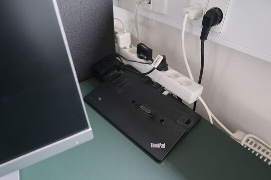 2 stk. computerskærme HP E233, dockingstation og tastatur