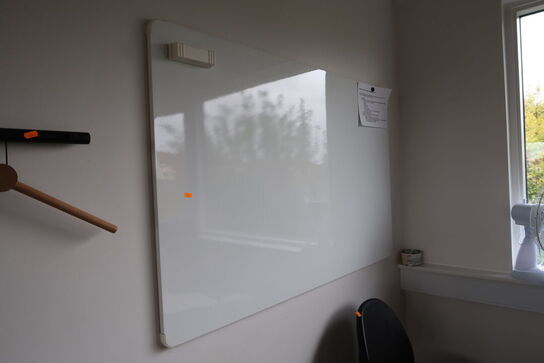 Knagerække samt whiteboard