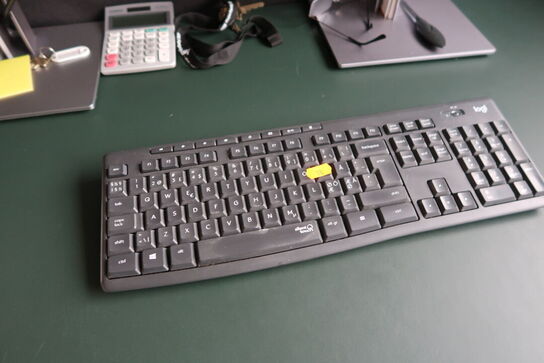 2 stk. computerskærme HP E233, dockingstation og tastatur