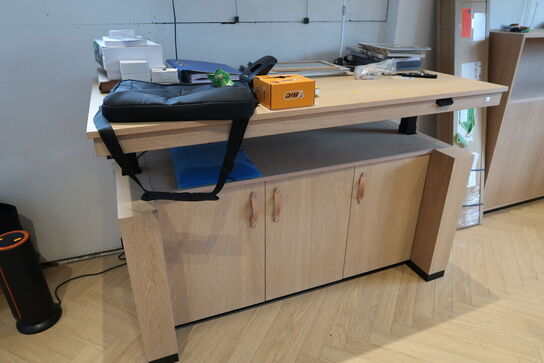 El. hæve/sænke skrivebord BICO med skabsarrangement m.m.