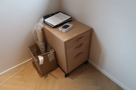 El. hæve/sænke skrivebord uden indhold med afskærmning samt skuffemodul