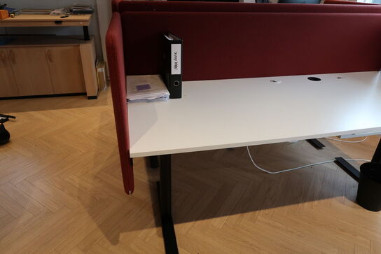 El. hæve/sænke skrivebord uden indhold med afskærmning samt skuffemodul