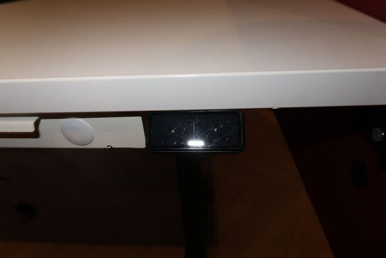 El. hæve/sænke skrivebord uden indhold med afskærmning