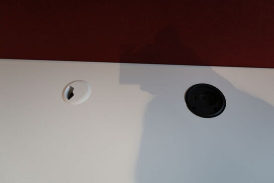 El. hæve/sænke skrivebord uden indhold med afskærmning samt skuffemodul