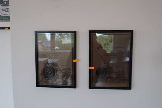 Vægur samt billeder