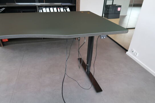 El. hæve/sænke skrivebord samt skuffemodul og whiteboard