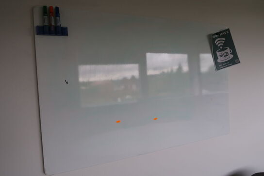 Sidebord med indhold samt whiteboard