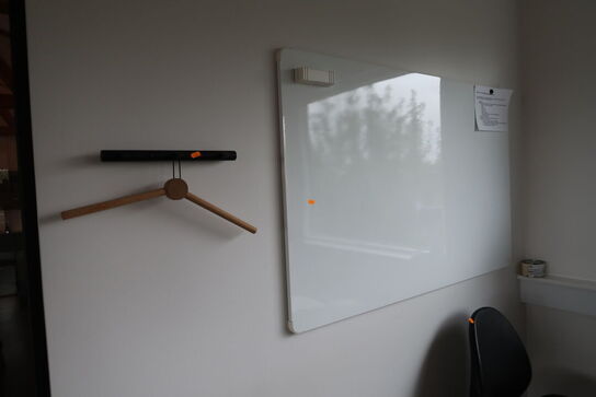 Knagerække samt whiteboard