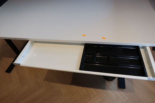 El. hæve/sænke skrivebord uden indhold med afskærmning samt skuffemodul